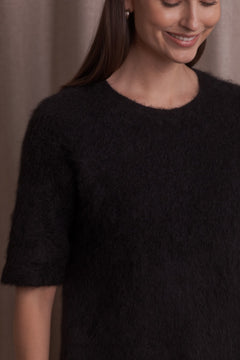 lähikuva lyhythihaisesta alpakkasekoiteneuleesta värissä black