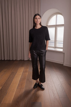 Alpakasta valmistettu musta lyhythihainen neule