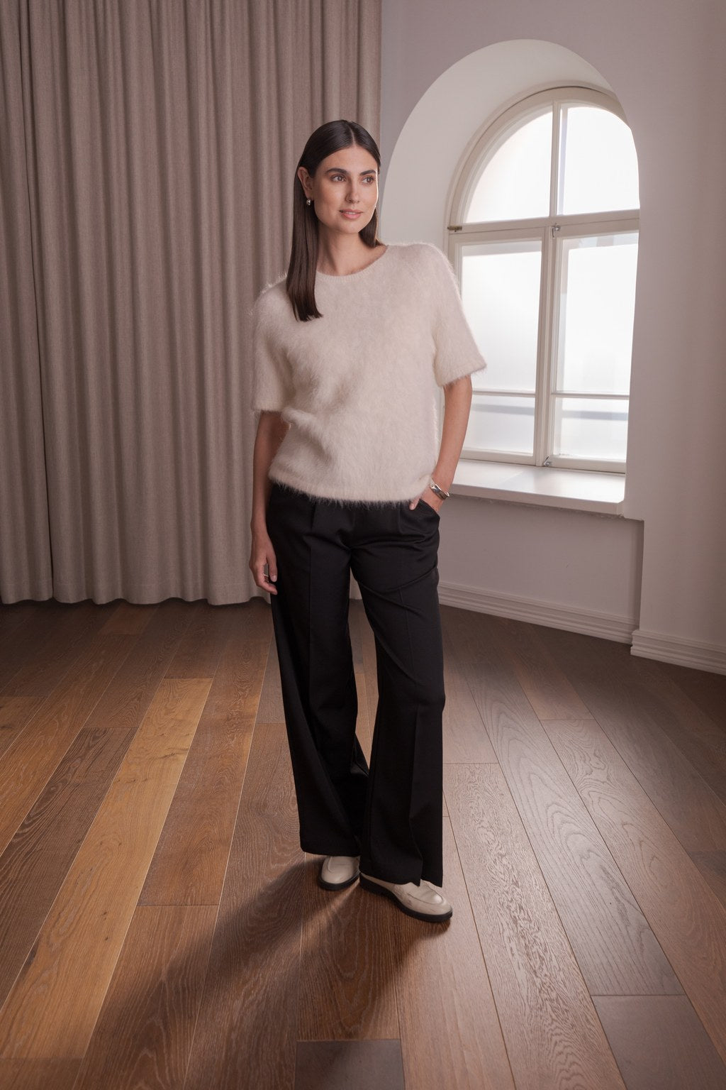 Alpakanvillasta valmistettu lyhythihainen neule sävyssä cream