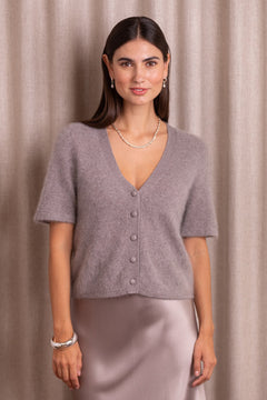 Nougat-sävyinen lyhythihainen kashmirneuletakki, jossa v-kaula-aukko.