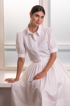 Nainen, jonka päällä Original Storyn puuvillasta valmistettu valkoinen lyhythihainen kauluspaita, jossa puhvihihat