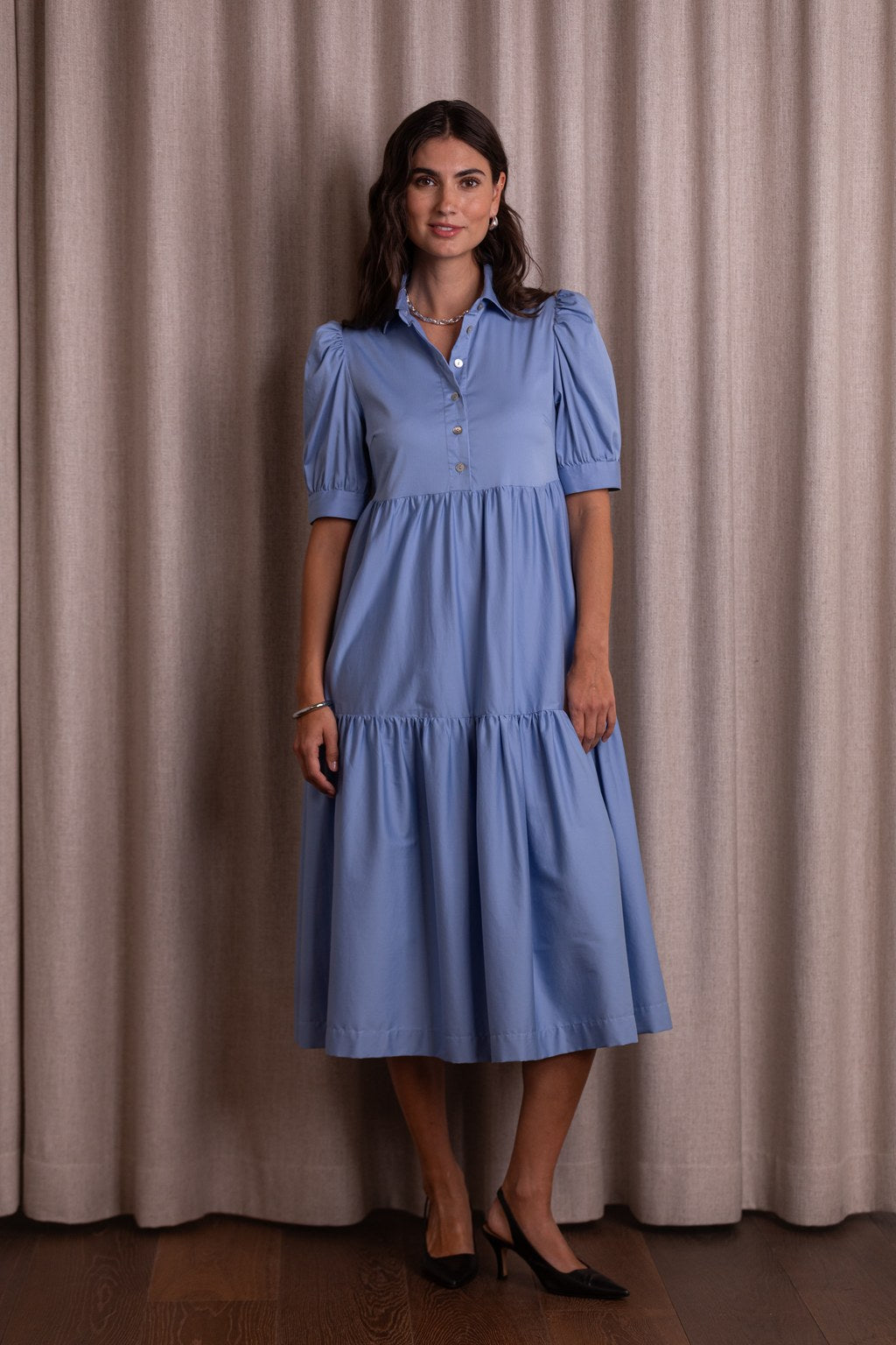 Puuvillasekoitteesta valmistettu lyhythihainen mekko, jossa lyhyet puhvihihat