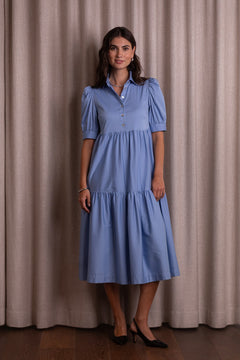 Puuvillasekoitteesta valmistettu lyhythihainen mekko, jossa lyhyet puhvihihat