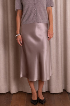 Lähikuva Original Storyn midi-satiinihameesta sävyssä nougat