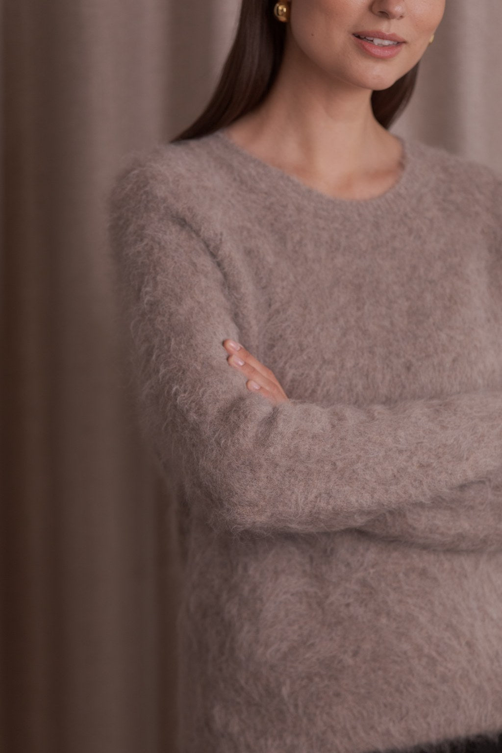 Lähikuva Original Storyn alpakkasekoiteneuleesta, pitkähihainen sävyssä greige