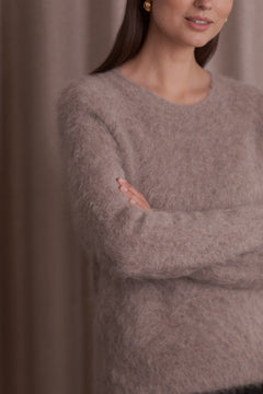 Lähikuva Original Storyn alpakkasekoiteneuleesta, pitkähihainen sävyssä greige