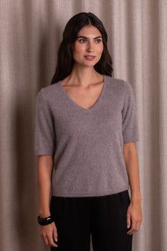 Lyhythihainen kashmirneule v-kaula-aukolla, sävy nougat