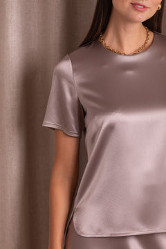 Lähikuva Original Storyn lyhythihaisesta satiinipaidasta sävyssä nougat