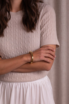 Kashmirista valmistettu palmikkoneule sävyssä latte.