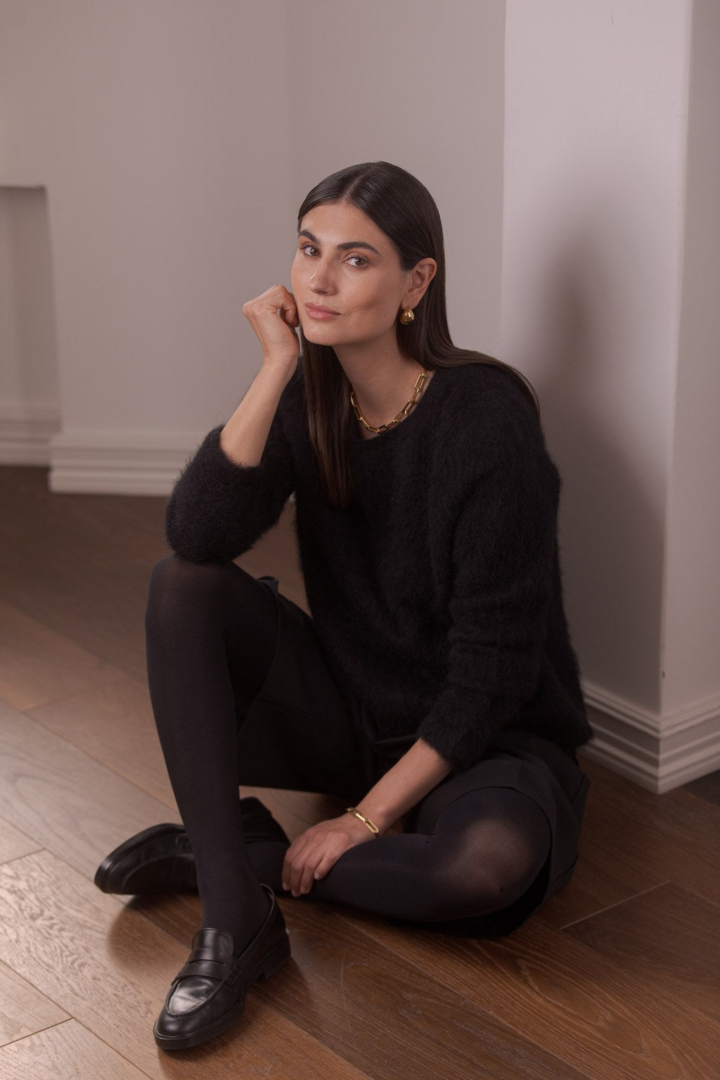 nainen, jonka päällä Original Storyn musta pitkähihainen alpakkasekoiteneule