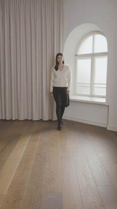 V-kaula-aukollinen kermanvärinen, pitkähihainen neule