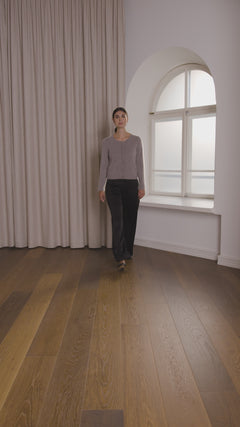 Pitkähihainen kashmirneuletakki & leveälahkeiset satiinihousut