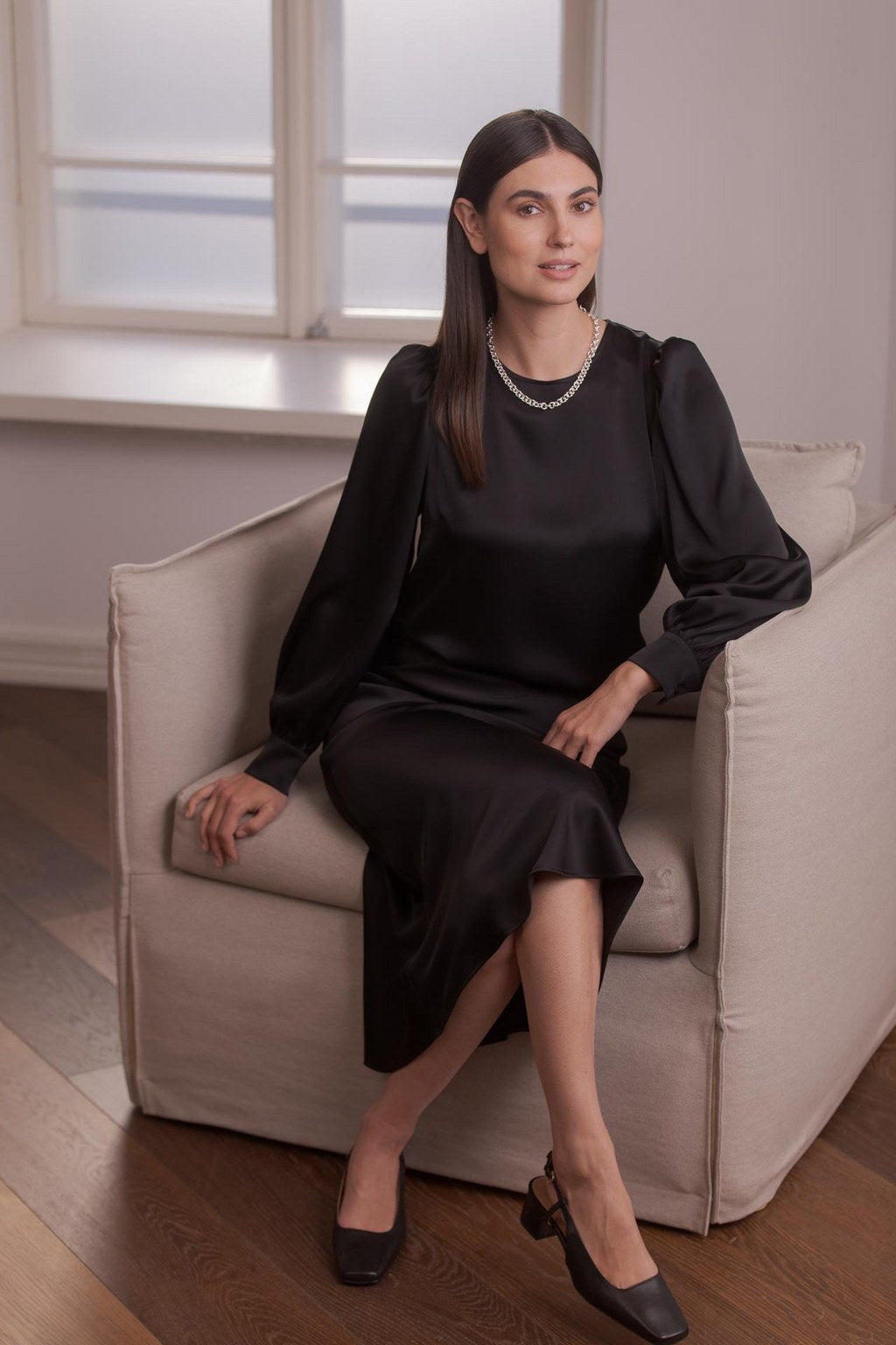 Laadukkaasta triasetaatista valmistettu puhvihihallinen pitkähihainen satiinipaita.