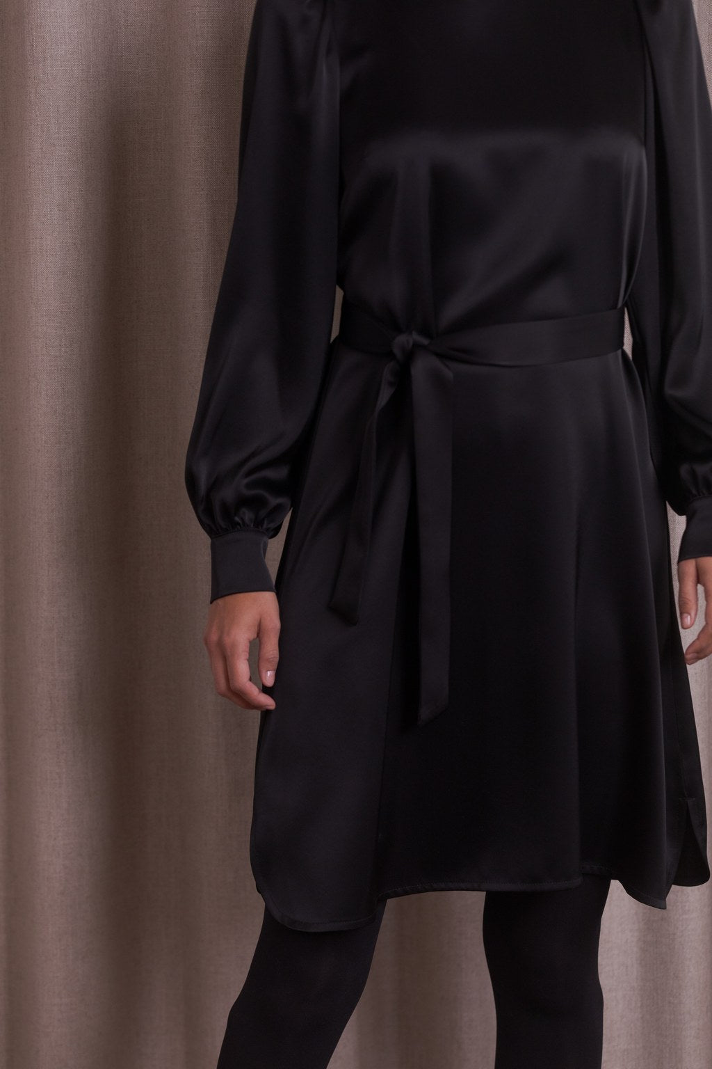 Lähikuva Original Storyn pitkähihaisesta puhvihihallisesta satiinimekosta, kuvassa vyö solmittu eteen.