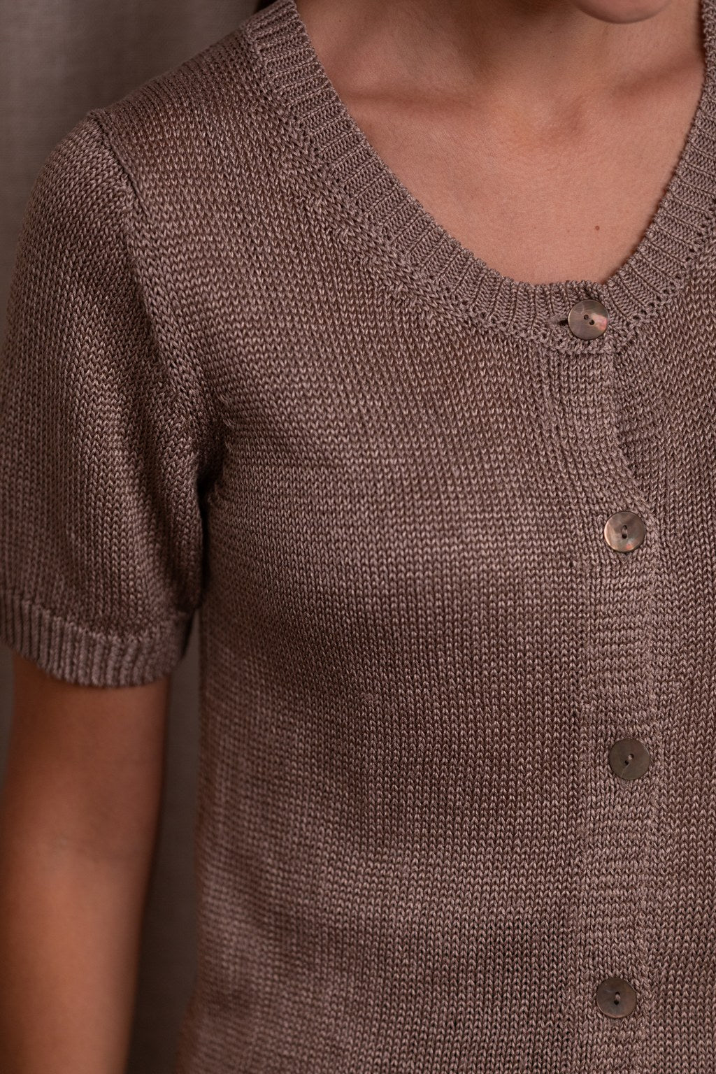 Lähikuva lyhythihaisesta pellavasekoiteneuletakista, greige