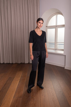 Lyhythihainen kashmirneule v-kaula-aukolla, sävyssä musta