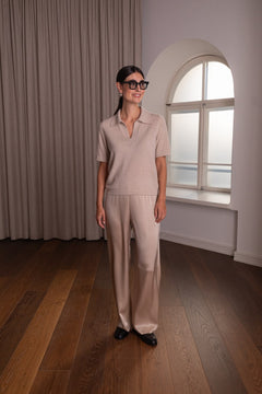 Kauluksellinen sileä kashmirneule sävyssä latte