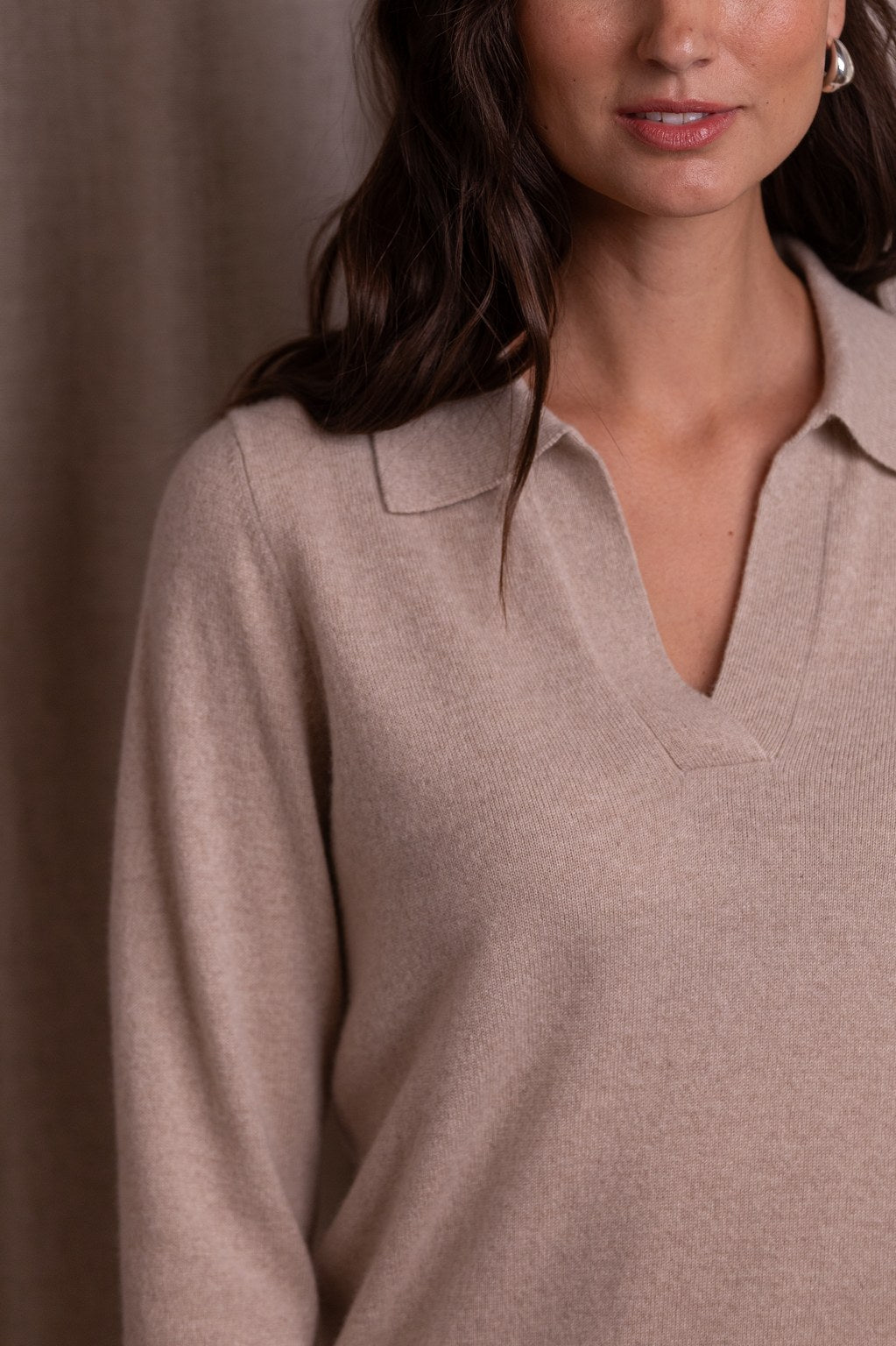 Lähikuva pitkähihaisesta kauluksellisesta kashmirneuleesta sävyssä latte