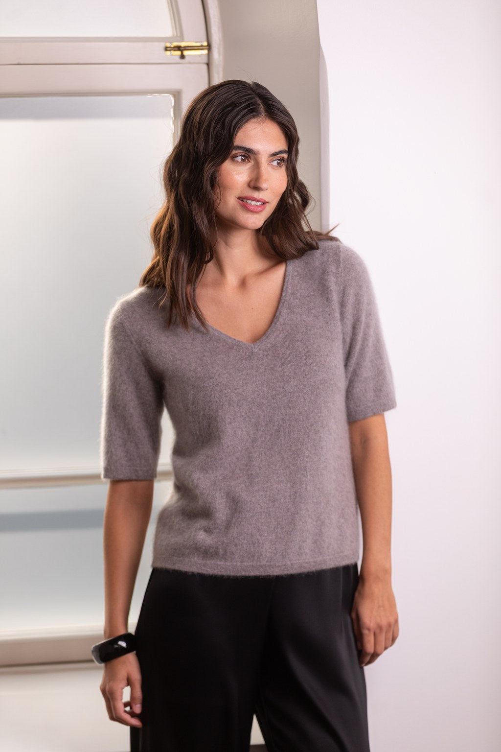 Kashmirista valmistettu v-kaula-aukollinen lyhythihainen neule, nougat