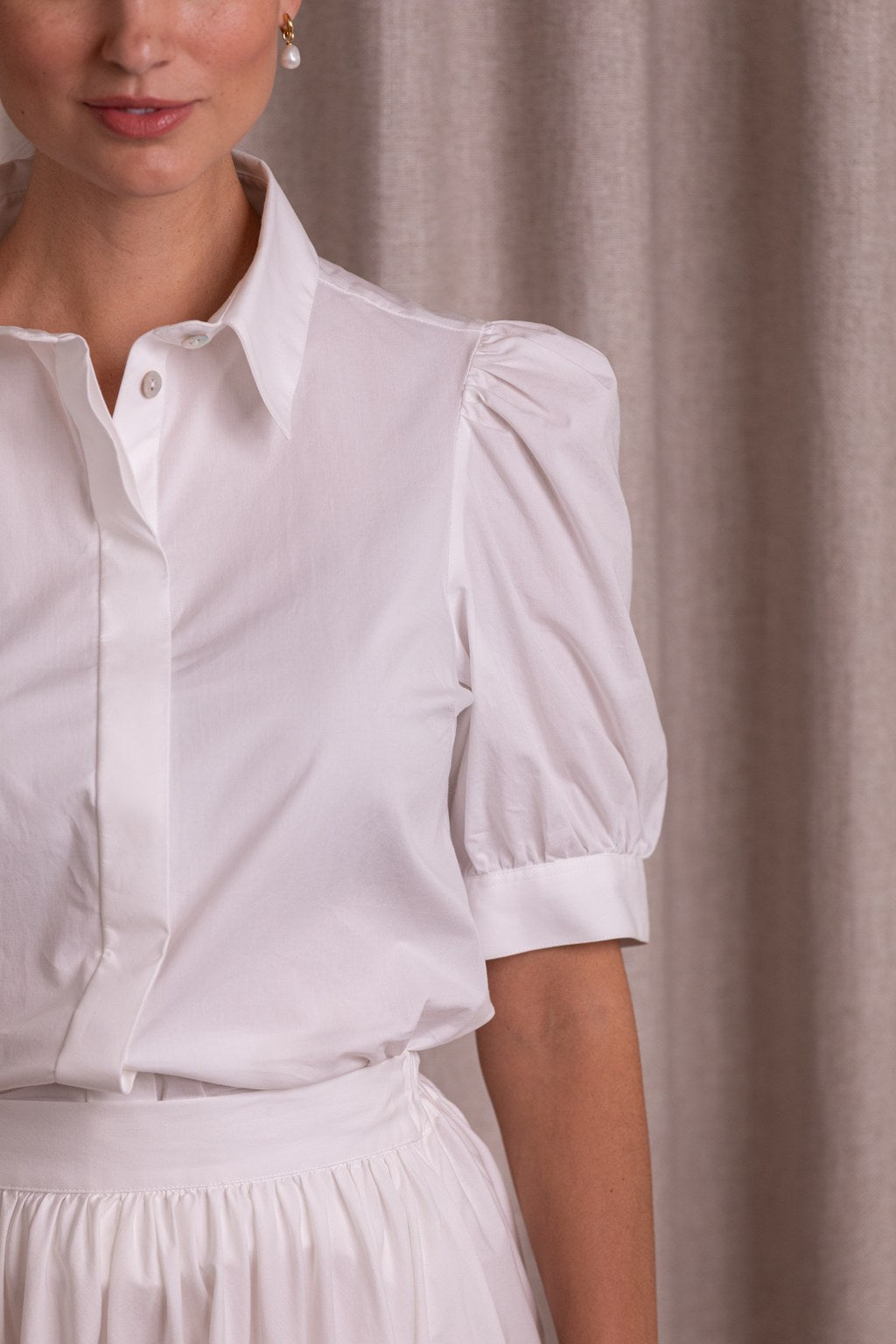 Lähikuva Original Storyn puhvihihallisesta lyhythihaisesta kauluspaidasta sävyssä white